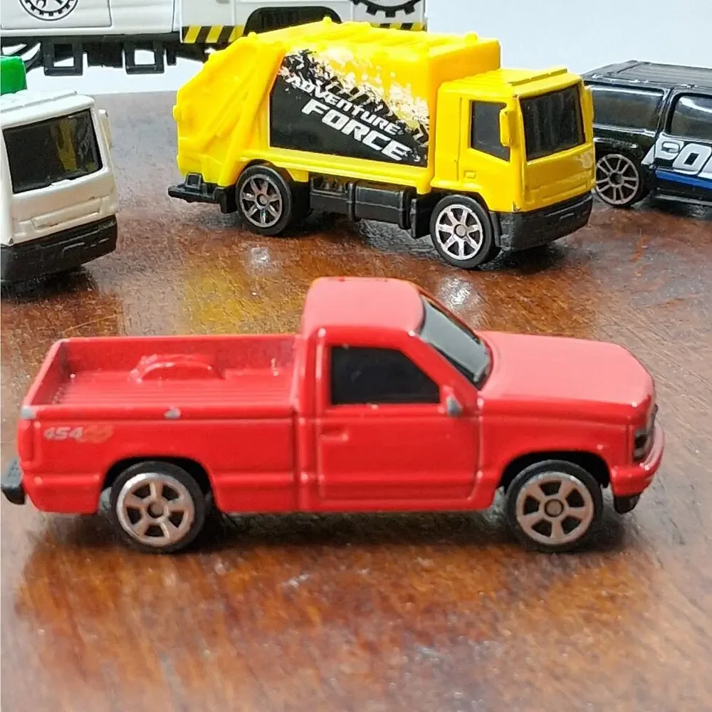 Maisto Diecast 8 Piece Car & Truck‎ Lot Garbage Pickup Trucks